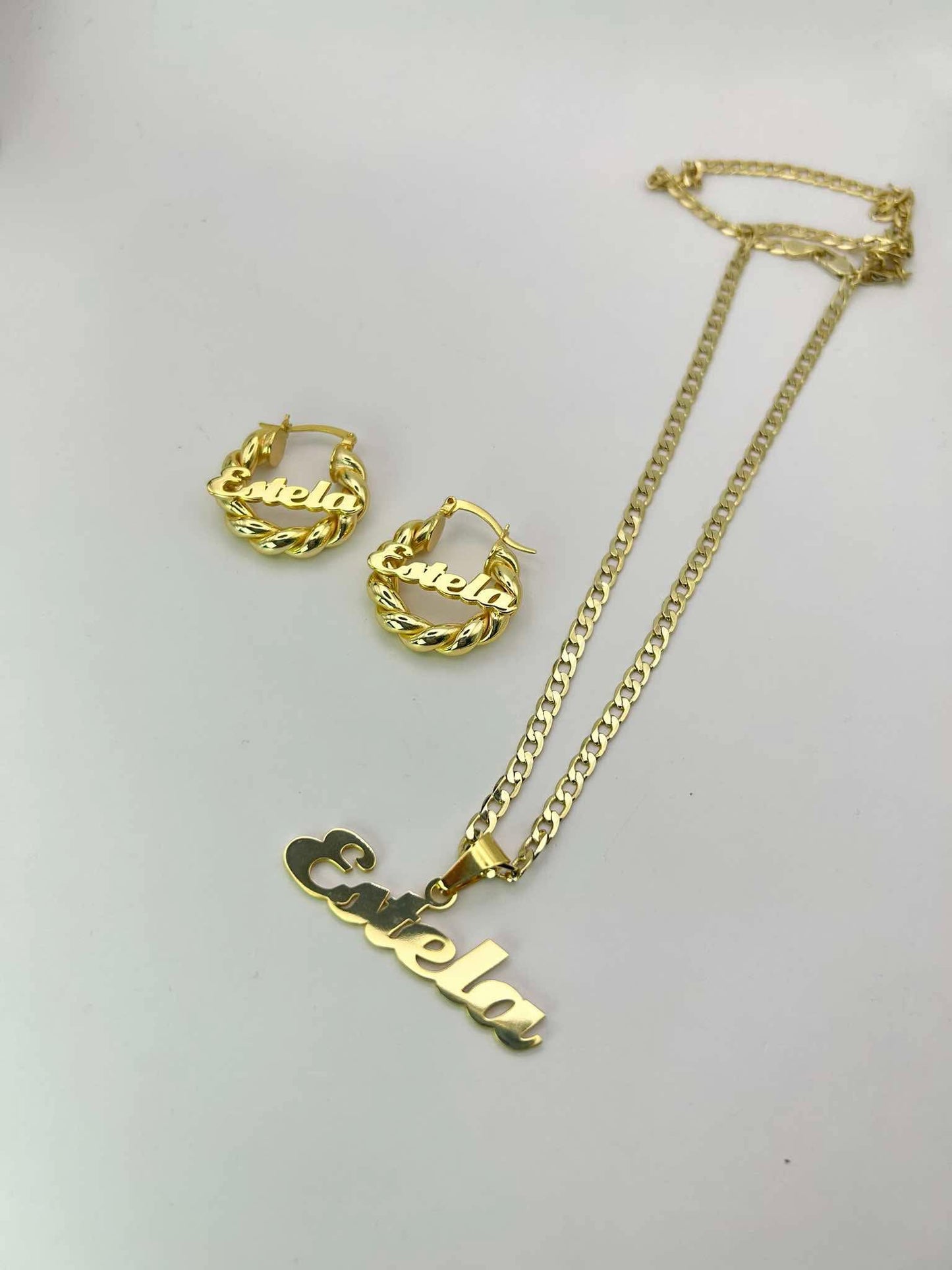Set de pantallas y cadena con nombre