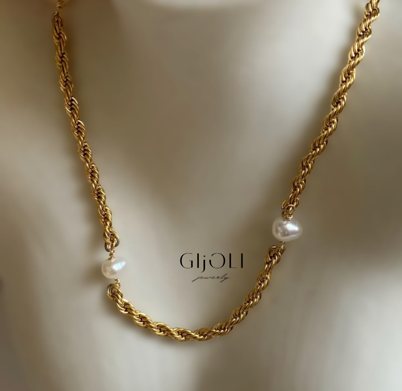Cadena dorsal con perlas