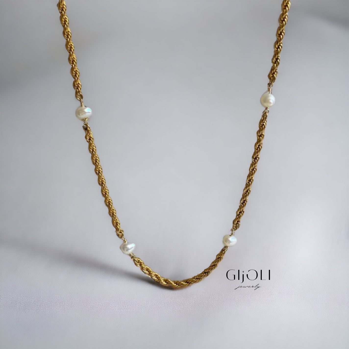 Cadena dorsal con perlas